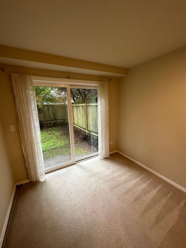 Building Photo - 3 bed 2 bath Townhome Green Lake Neighborh...