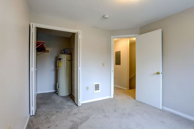 Building Photo - 2bed/1.5bath Townhome Available soon! FULL...