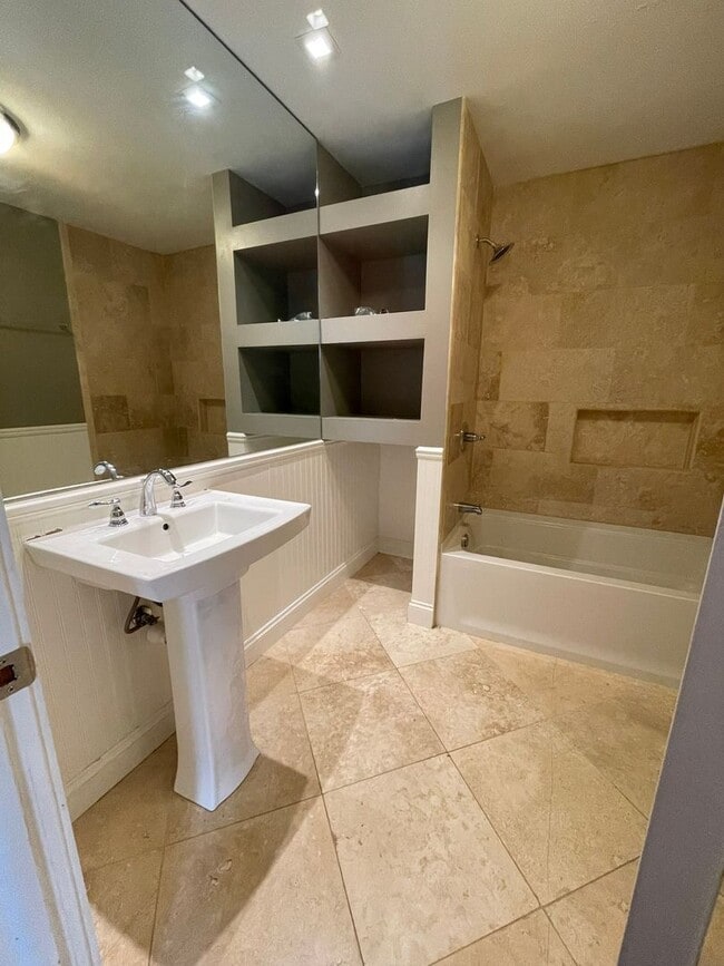 Building Photo - Beautiful Three Bedroom Home