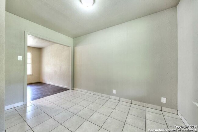 Building Photo - 3 Bedroom/1 Bath Sunset Hill Subdivision