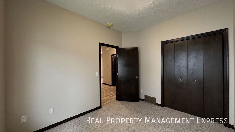 Building Photo - 3-Bed, 2-Bath Townhome: Modern, Spacious, Convenient