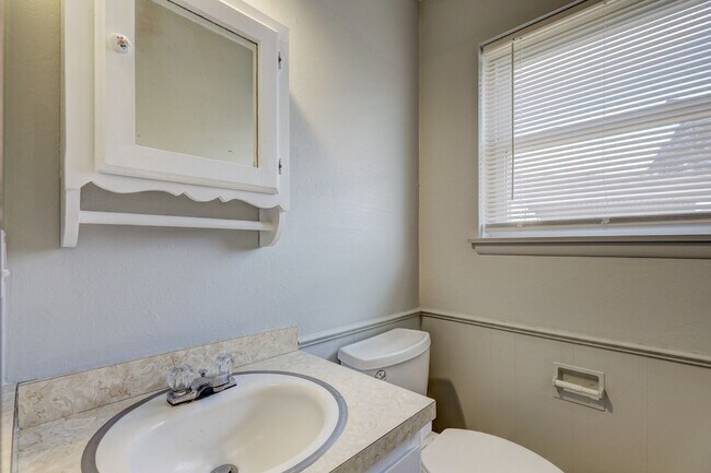 Building Photo - 4 bed, 1.5  house in Yukon