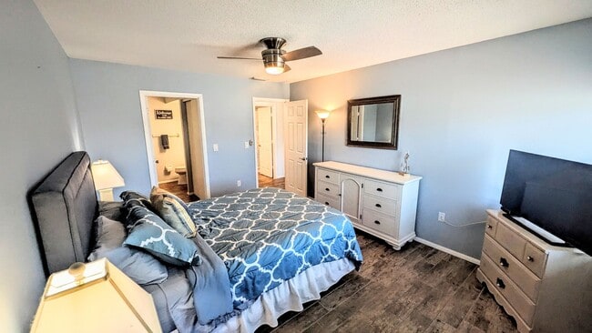 Building Photo - Annual furnished/Seasonal/short term 2 bedroom 1 1/2 bath top floor, renovated condo near Siesta ...