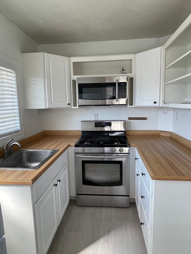 Building Photo - Cozy Home with Fully Equipped RV Space