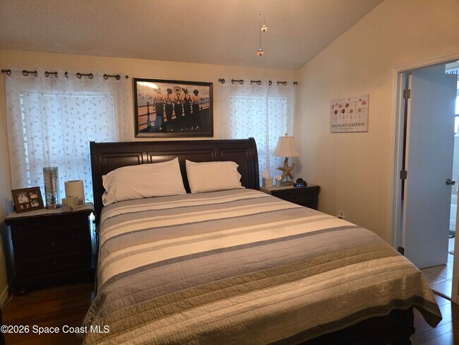 Building Photo - 870 Spirea Dr