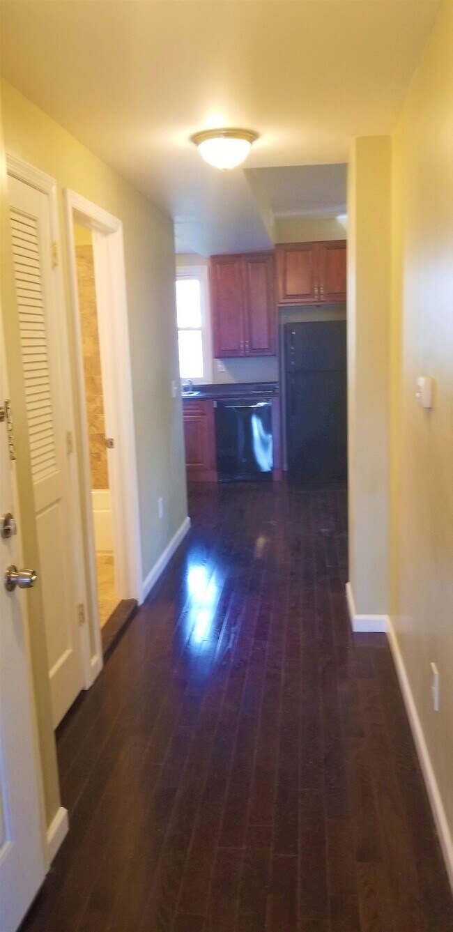 Building Photo - 422 West Side Ave