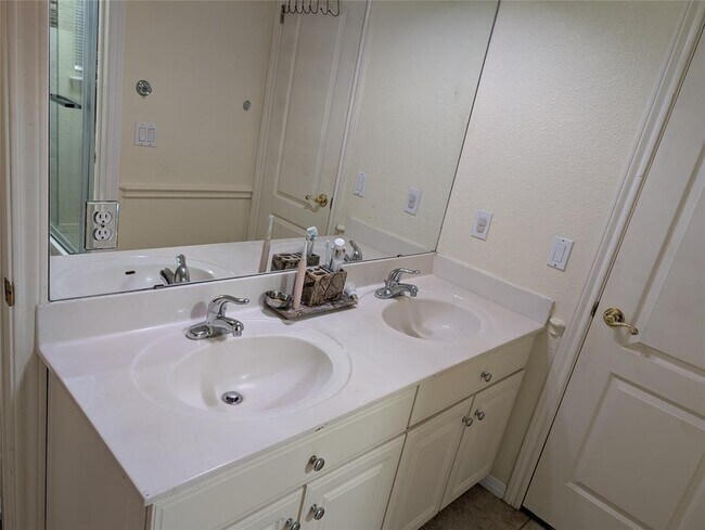 Building Photo - 9910 Jasmine Creek Dr