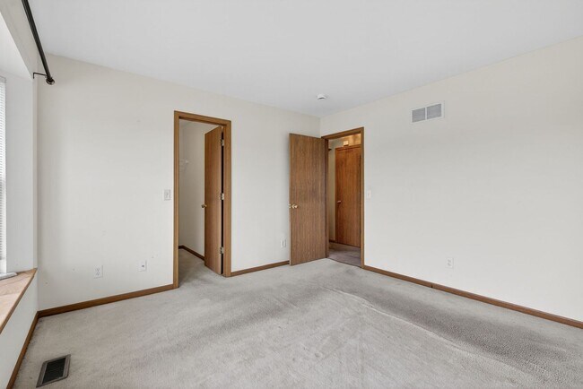 Building Photo - Charming 3 Bedroom with Garage!