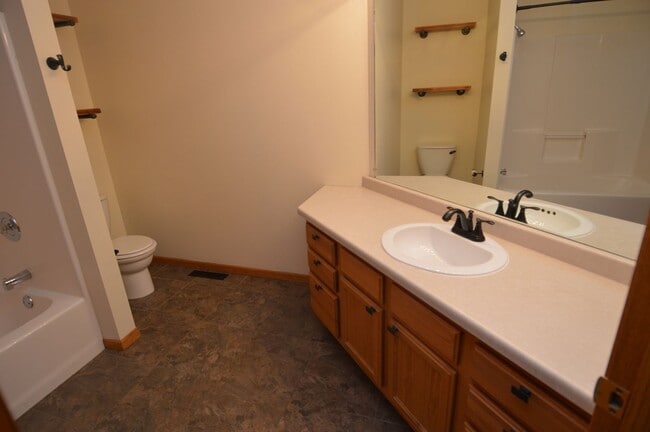 Building Photo - 2 Bed + Den, 2.5 Bathroom Townhouse for Rent