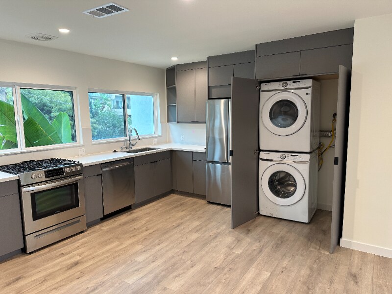 Building Photo - 2021 Beachwood Dr