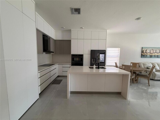 Building Photo - 2481 NE 2nd Dr