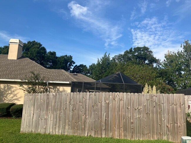 Building Photo - Beautiful 5 Bed/3 Bath Golf Course Communi...