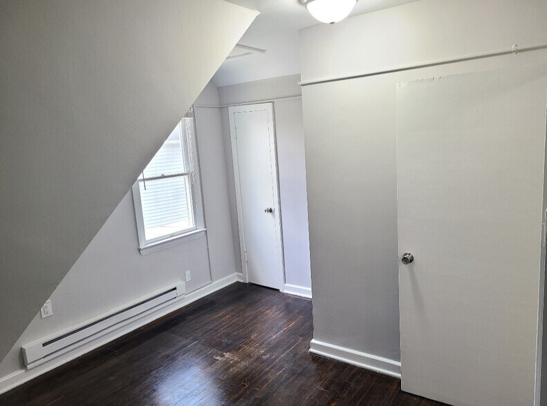 Bedroom - 909 w burke st