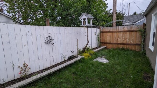 Building Photo - 1040 Howard St SE