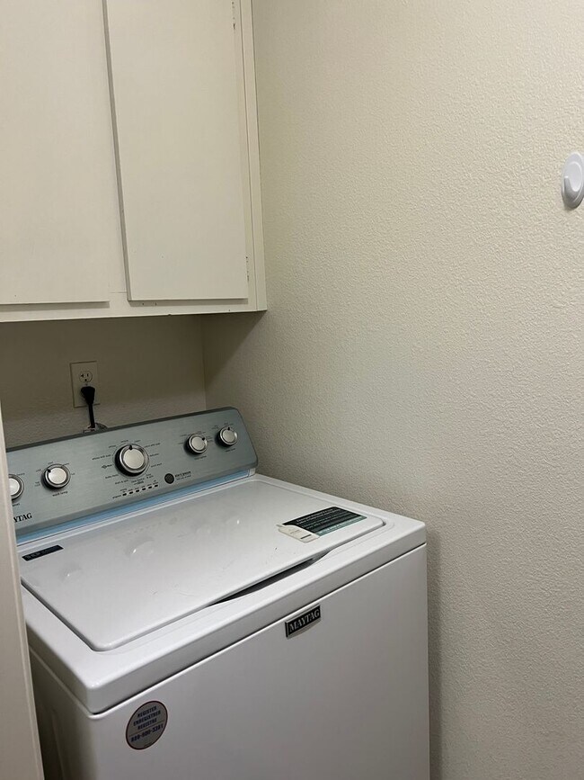 Building Photo - Cute Lower Level Condo