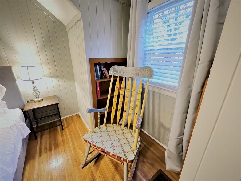 Bedroom 2 - Reading nook - 120 Edgemont Rd