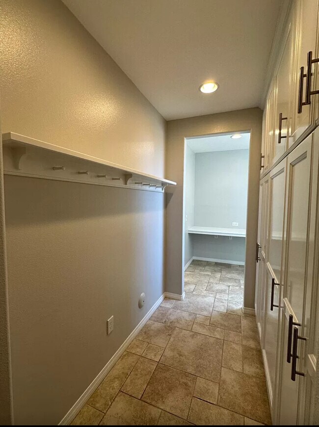 Building Photo - 26526 Craftsmen Ct