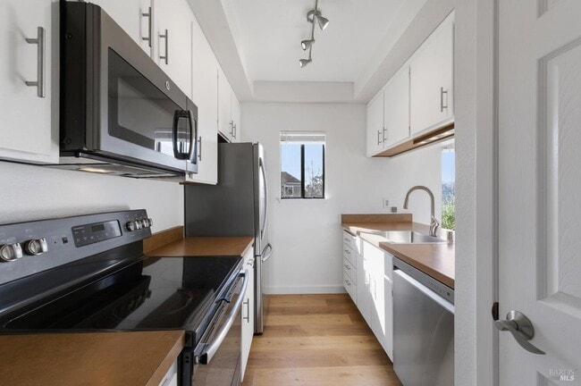 Building Photo - 12 Byron Cir