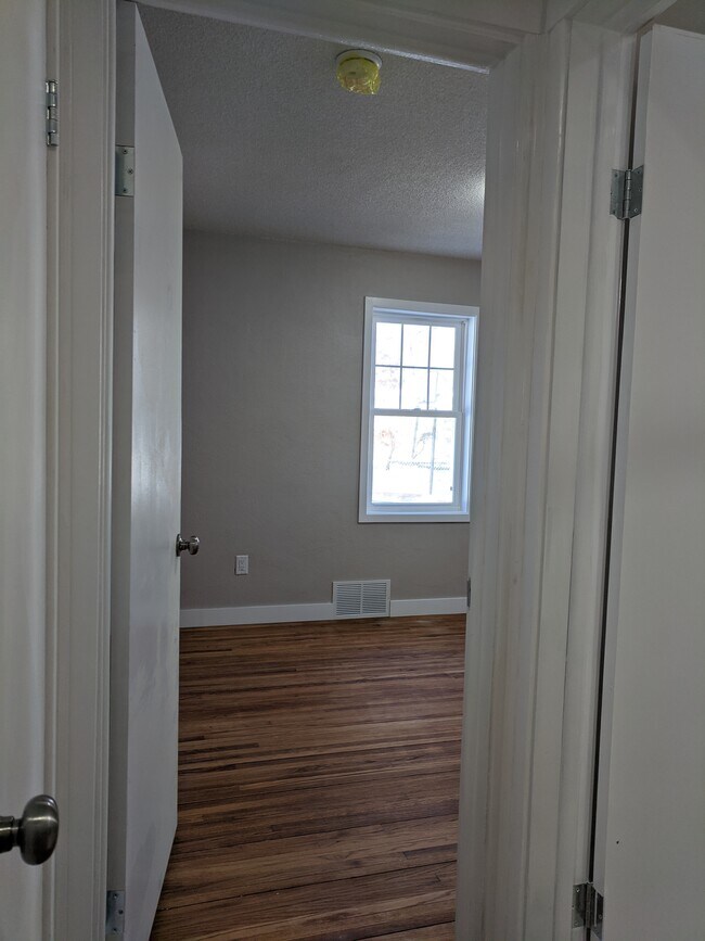 Building Photo - 1213 1st Ave NE