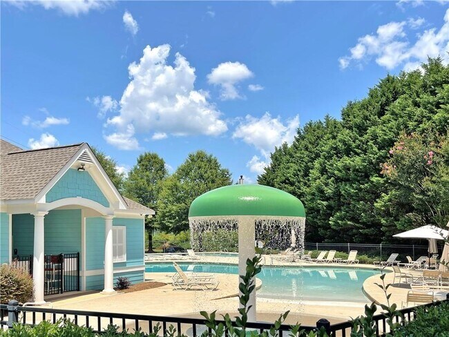 Building Photo - 2760 Englewood Dr
