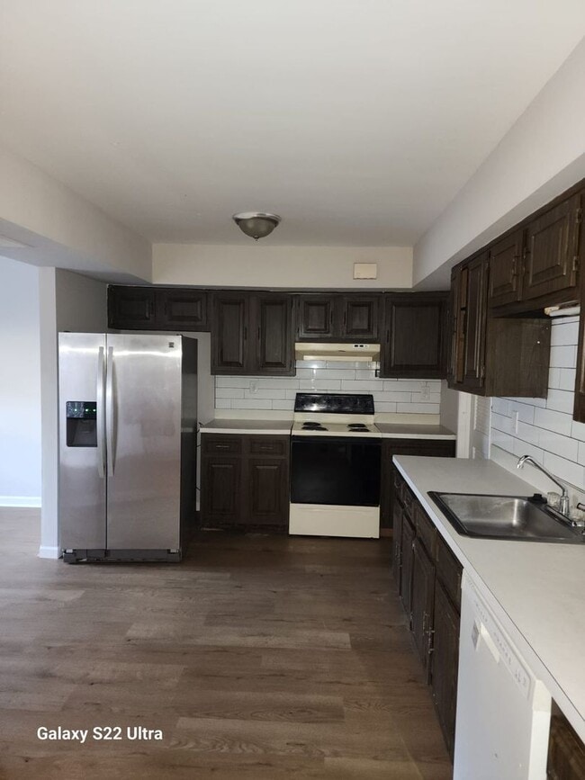 Building Photo - "Charming 3-Bedroom Townhouse: Your Ideal ...