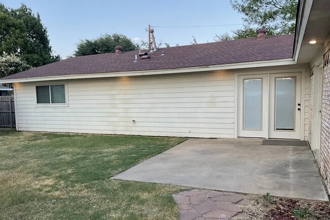 Building Photo - 2102 Colonial Dr