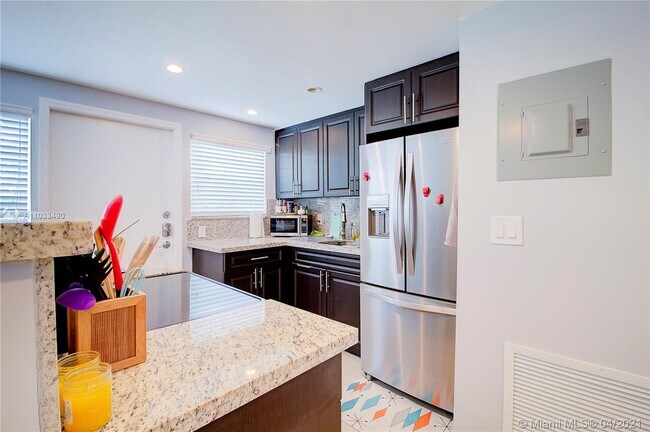 Building Photo - 6865 Bay Dr