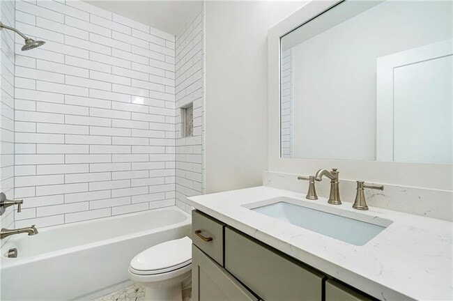 Building Photo - 538 Park Dr NE