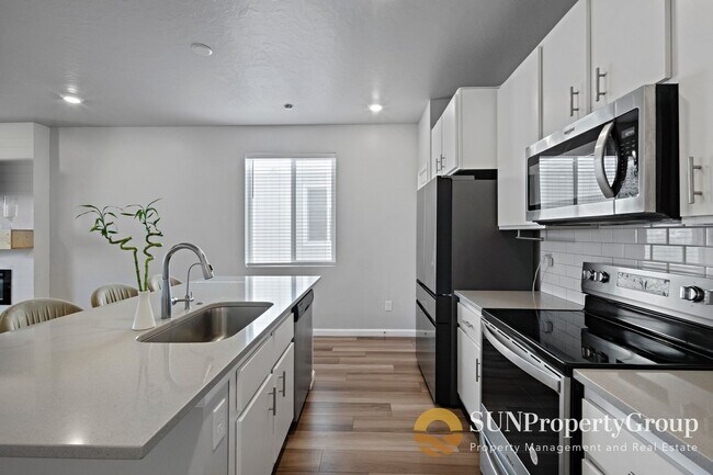 Building Photo - Stunning Duplex In Desirable Saratoga Springs!