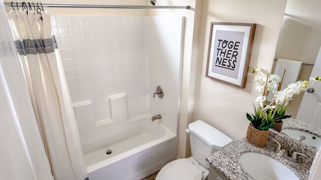 Building Photo - Newer West Sac Home