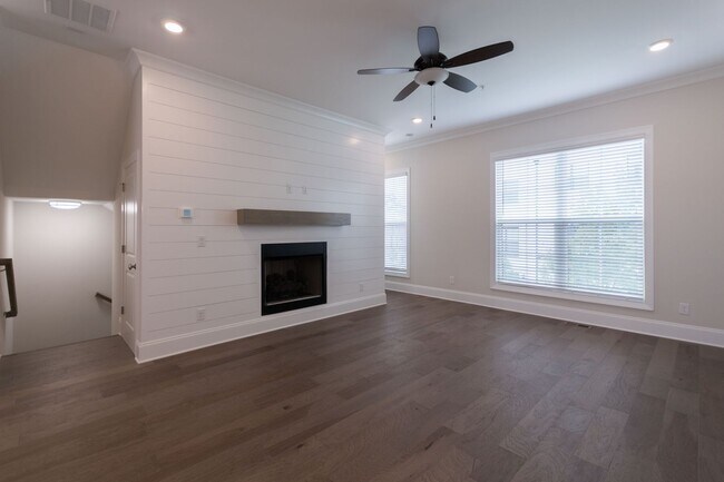 Building Photo - Immaculate, new 3BR/3.5BA townhome in The Maxwell community in Alpharetta GA.