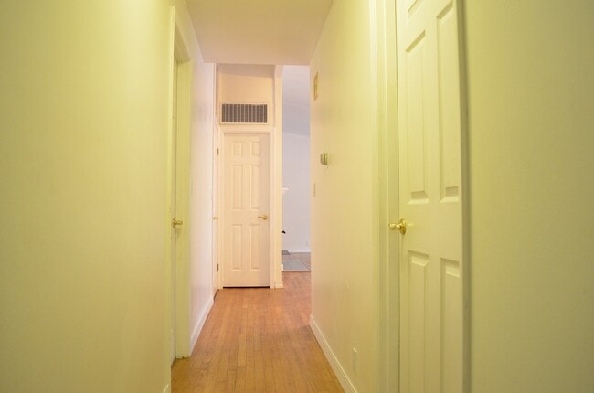 Building Photo - New Kitchen!! Beautiful family home w/extr...