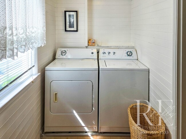 Building Photo - Furnished Cozy 1-Bd Near PSNS
