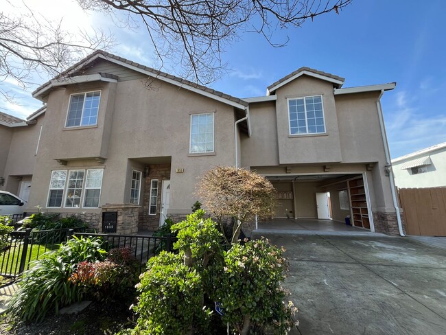Building Photo - Upgraded and Beautiful Spacious 4 Bedroom ...