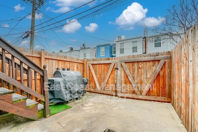 Building Photo - 2826 Huntingdon Ave