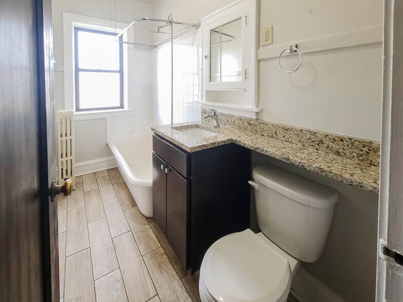 Building Photo - 5069 N Wolcott Ave