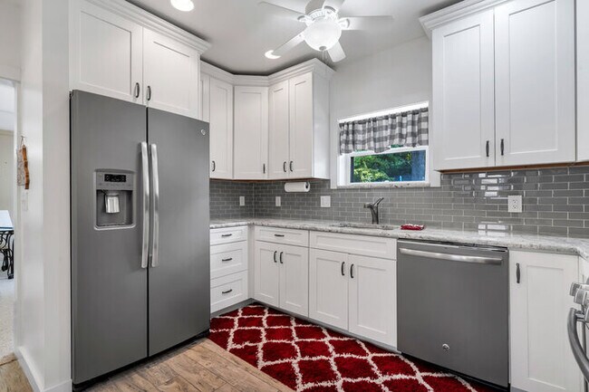 Building Photo - 631 Clover Ln