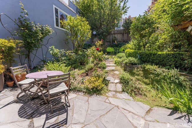 Building Photo - 325 Clipper St