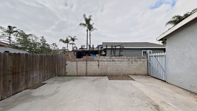 Building Photo - 305 S Daisy Ave