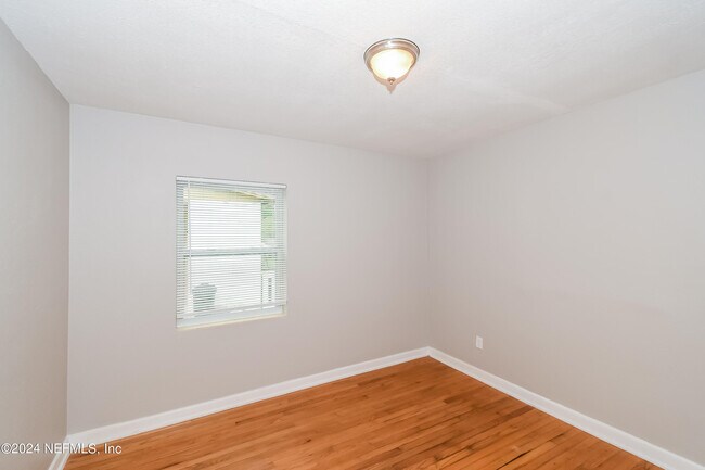 Building Photo - 6533 Burgundy Rd S
