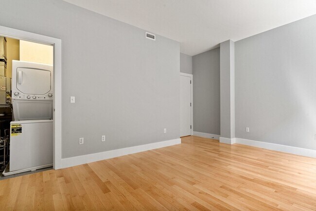 Building Photo - 70 Lincoln St