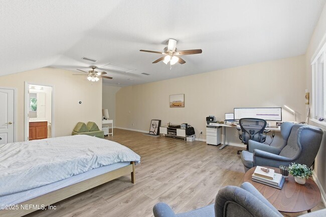 Building Photo - 9 Creek Side Dr