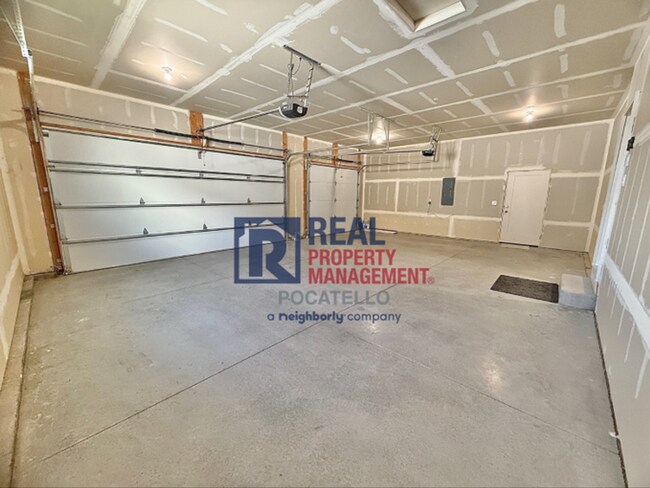 Building Photo - Beautiful Brand New 6 bedroom 3.5 bahtroom...