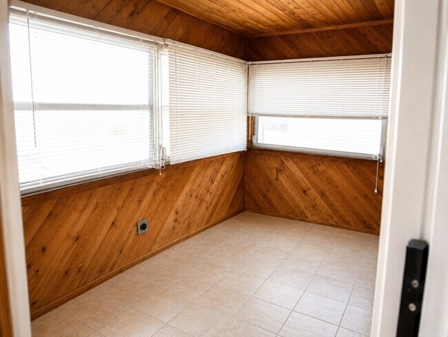 Building Photo - 49 Seafoam Ave