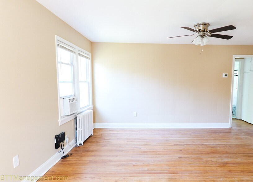 Building Photo - 908 Hudson Ave