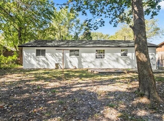 Building Photo - Beautiful Renovated 3 Bedroom Ready Late May