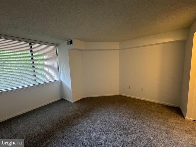 Building Photo - 10101 Grosvenor Pl