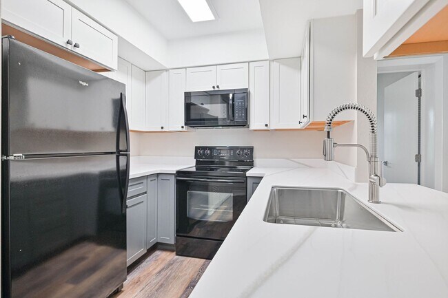 Building Photo - NOW AVAILABLE - Cozy Condo in Cross Creek - Golf Community!