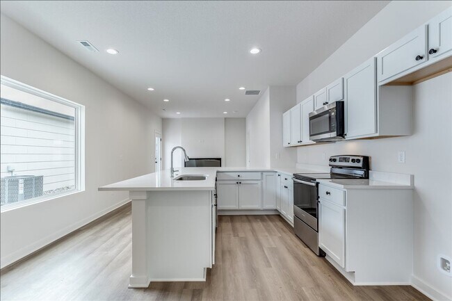 Building Photo - Beautiful Five Bedroom, Two Bathroom