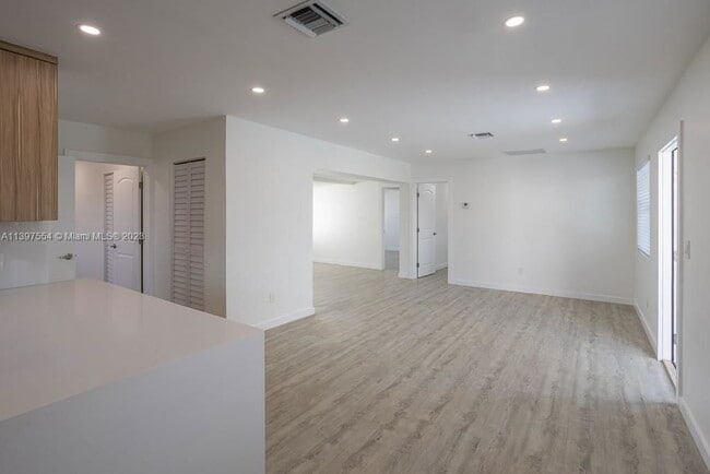 Building Photo - Hope Street, Hollywood, FL 33024 - 4 BR 2 ...